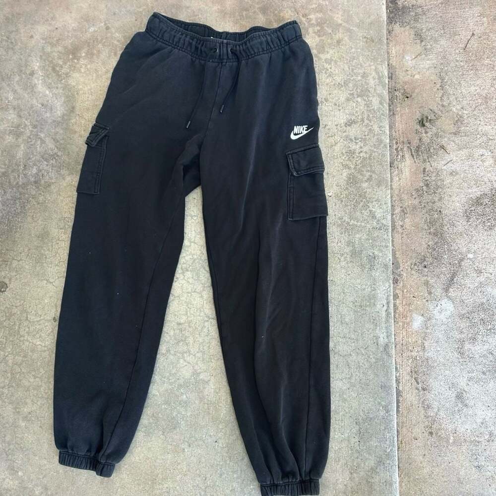 Nike Sportswear Club Fleece Mid-Rise Cargo Jogger Sweatpants
